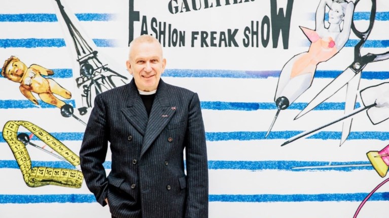 Ο Jean paul Gaultier σε βραδινή βόλτα στα σοκάκια της Μυκόνου |