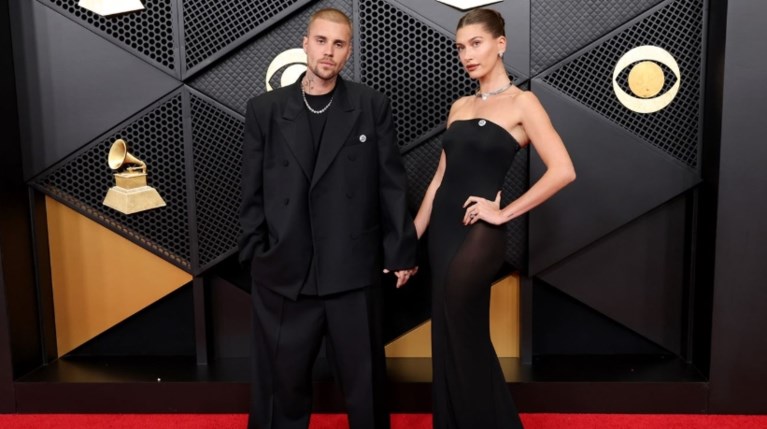 Justin και Hailey Bieber: Τα φιλιά μπροστά στην κάμερα σβήνουν κάθε… |