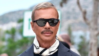 Γιώργος Μαζωνάκης: Ο Λάκης Γαβαλάς έδειξε τα λουλούδια που επέλεξε να αφήσει στον τάφο του φίλου του