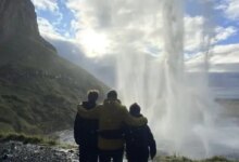 Ο Γιώργος Λιάγκας με τους γιους του στους εντυπωσιακούς καταρράκτες της Ισλανδίας