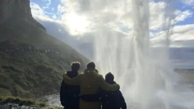 Ο Γιώργος Λιάγκας με τους γιους του στους εντυπωσιακούς καταρράκτες της Ισλανδίας