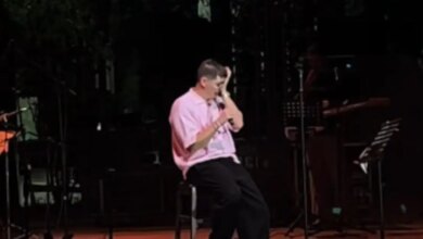 Ο Good Job Nicky ξέσπασε σε δάκρυα για τον Γιώργο Μαζωνάκη επί σκηνής: «Μας έδειξε τι σημαίνει ελεύθερος άνθρωπος»