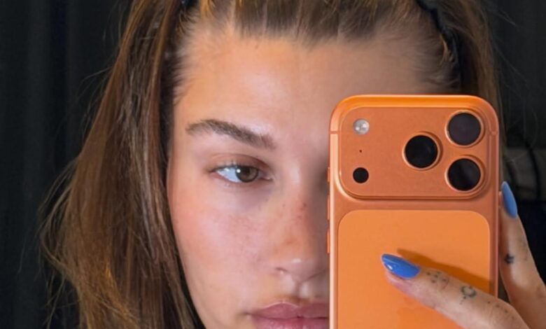 Η Hailey Bieber επαναφέρει τη ζιγκ-ζαγκ στέκα: Το 90s αξεσουάρ που γίνεται η νέα φθινοπωρινή μανία