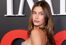 Η Hailey Bieber προτείνει το πιο απρόσμενο χρώμα για να φορέσεις ως καλεσμένη σε γάμο