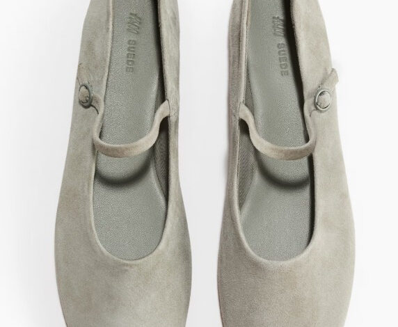 Glove flats: Η νέα εκδοχή στις μπαλαρίνες που θα φορεθεί όσο τίποτα τον Σεπτέμβριο