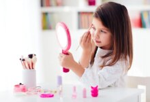 Μακιγιάζ και skincare από το σχολείο: Γιατί τα κορίτσια βάφονται σε ολοένα μικρότερη ηλικία