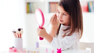 Μακιγιάζ και skincare από το σχολείο: Γιατί τα κορίτσια βάφονται σε ολοένα μικρότερη ηλικία