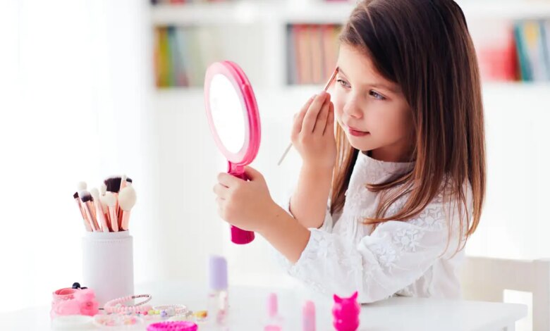 Μακιγιάζ και skincare από το σχολείο: Γιατί τα κορίτσια βάφονται σε ολοένα μικρότερη ηλικία Μακιγιάζ και skincare από το σχολείο: Γιατί τα κορίτσια βάφονται σε ολοένα μικρότερη ηλικία