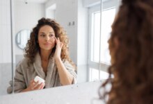 Η ιδανική αντιγηραντική ρουτίνα με βιταμίνη C για πιο λείο και φωτεινό δέρμα