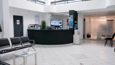 Μεταμοσχεύσεις μαλλιών από αναισθησιολόγο, ιατρικές πράξεις από μη ιατρούς και οδηγίες μέσω βιντεοκλήσης: Τι έδειξαν οι έλεγχοι σε ιδιωτικές μονάδες υγείας