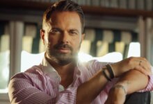 Ηλίας Βρεττός: Το ανατρεπτικό video clip του για το τραγούδι «Πρόστιμο»