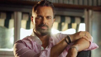 Ηλίας Βρεττός: Το ανατρεπτικό video clip του για το τραγούδι «Πρόστιμο»