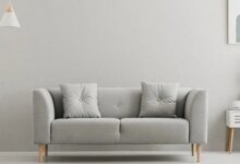 Ξεκόλλα τον καναπέ από τον τοίχο: Γιατί οι designers προτείνουν ένα κενό περίπου 15 εκατοστών για διαφορετική εικόνα στο σαλόνι