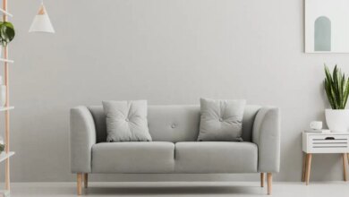 Ξεκόλλα τον καναπέ από τον τοίχο: Γιατί οι designers προτείνουν ένα κενό περίπου 15 εκατοστών για διαφορετική εικόνα στο σαλόνι