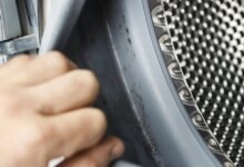 Καθάρισμα πλυντηρίου ρούχων: Ο σωστός τρόπος να καθαρίσεις λάστιχο και φίλτρο