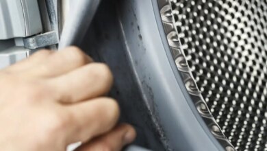 Καθάρισμα πλυντηρίου ρούχων: Ο σωστός τρόπος να καθαρίσεις λάστιχο και φίλτρο