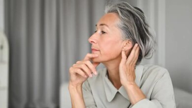 Αφτιά: Γιατί μεγαλώνουν με την ηλικία και πώς τα επηρεάζει ο ήλιος