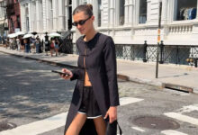 Chic & Trendy: Το σατέν πανωφόρι είναι το απόλυτο hero piece της μεταβατικής σεζόν