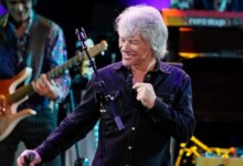 Ο Jon Bon Jovi διαβεβαιώνει τους θαυμαστές του ότι θα συνεχίσει τις εμφανίσεις για «πολλά, πολλά χρόνια ακόμα»