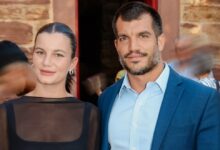 Όλα τα βλέμματα στην Αλίκη Καραμανλή: Η chic εμφάνιση στο Φεστιβάλ Χίου με τον επιχειρηματία Παύλο Ευθυμίου