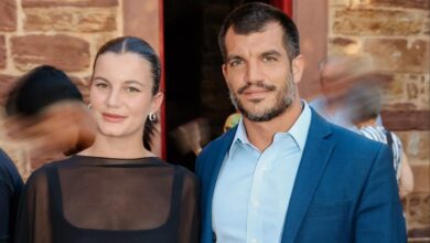 Όλα τα βλέμματα στην Αλίκη Καραμανλή: Η chic εμφάνιση στο Φεστιβάλ Χίου με τον επιχειρηματία Παύλο Ευθυμίου
