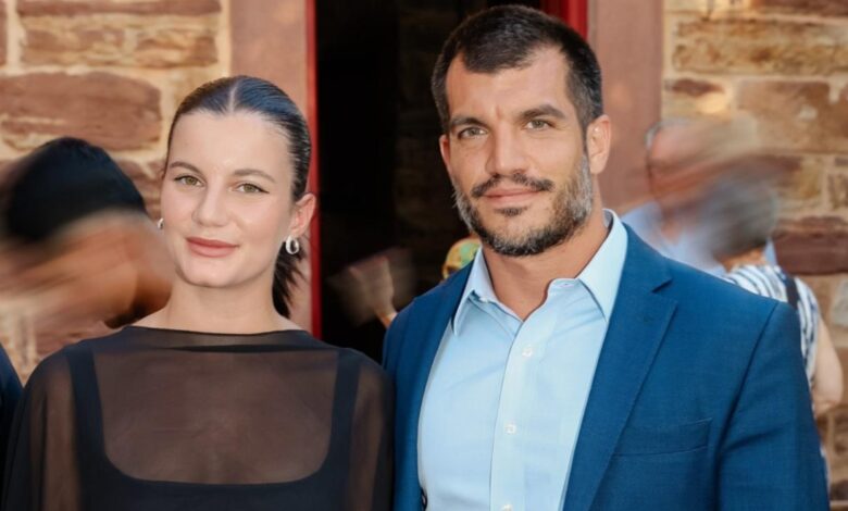 Όλα τα βλέμματα στην Αλίκη Καραμανλή: Η chic εμφάνιση στο Φεστιβάλ Χίου με τον επιχειρηματία Παύλο Ευθυμίου Όλα τα βλέμματα στην Αλίκη Καραμανλή: Η chic εμφάνιση στο Φεστιβάλ Χίου με τον επιχειρηματία Παύλο Ευθυμίου