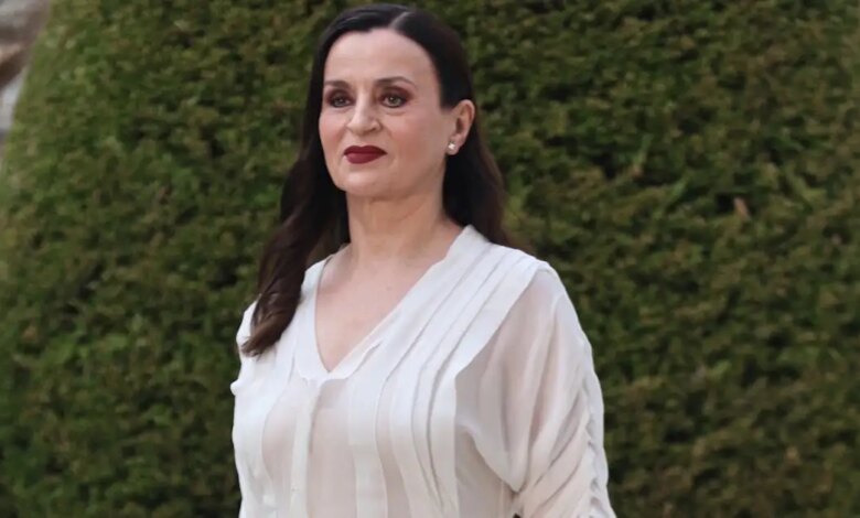 Καρυοφυλλιά Καραμπέτη: «Για κάθε γυναίκα που βιάζεται, κακοποιείται ή δολοφονείται είναι σαν υφίσταμαι το ίδιο κι εγώ»