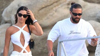 Κωνσταντίνος Βασάλος και Δανάη Βαρθολομάτου: Οι νέες φωτογραφίες από τις διακοπές τους στη Μύκονο και οι αγκαλιές στο σκάφος
