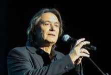 Ο Γιάννης Κότσιρας τραγούδησε υπό βροχή και a cappella το «Τσιγάρο» για να ευχαριστήσει τον κόσμο στο Βεάκειο