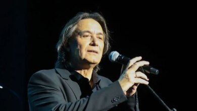 Ο Γιάννης Κότσιρας τραγούδησε υπό βροχή και a cappella το «Τσιγάρο» για να ευχαριστήσει τον κόσμο στο Βεάκειο