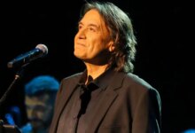 Ο Γιάννης Κότσιρας αποχαιρέτησε τον Γιώργο Μαζωνάκη, ερμηνεύοντας το «Ανήκω σε μένα» σε συναυλία του