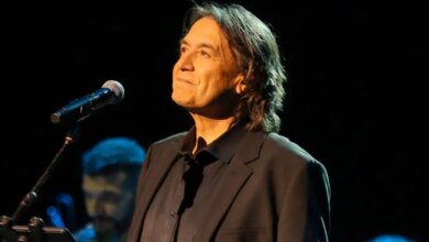 Ο Γιάννης Κότσιρας αποχαιρέτησε τον Γιώργο Μαζωνάκη, ερμηνεύοντας το «Ανήκω σε μένα» σε συναυλία του