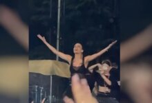 Η Κατερίνα Λιόλιου τραγούδησε τον «Λογαριασμό» κάτω από καταρρακτώδη βροχή σε συναυλία της στη Θεσσαλονίκη