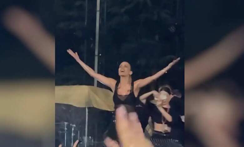 Η Κατερίνα Λιόλιου τραγούδησε τον «Λογαριασμό» κάτω από καταρρακτώδη βροχή σε συναυλία της στη Θεσσαλονίκη Η Κατερίνα Λιόλιου τραγούδησε τον «Λογαριασμό» κάτω από καταρρακτώδη βροχή σε συναυλία της στη Θεσσαλονίκη