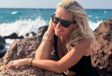 Η Μαρία Μπεκατώρου ποζάρει με μαύρο μαγιό κι εύχεται «καλό μήνα» στους followers της