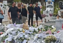 Γιώργος Μαζωνάκης: Γεμάτος με λουλούδια και σημειώματα ο τάφος του τραγουδιστή – Βουβό προσκύνημα στο Γ΄Νεκροταφείο