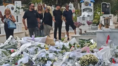 Γιώργος Μαζωνάκης: Γεμάτος με λουλούδια και σημειώματα ο τάφος του τραγουδιστή – Βουβό προσκύνημα στο Γ΄Νεκροταφείο