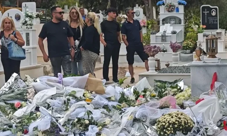 Γιώργος Μαζωνάκης: Γεμάτος με λουλούδια και σημειώματα ο τάφος του τραγουδιστή – Βουβό προσκύνημα στο Γ΄Νεκροταφείο