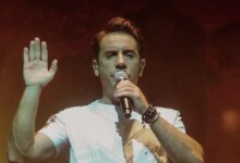 Γιώργος Μαζωνάκης: Λευκά μπαλόνια στον ουρανό του Πειραιά μετά από αφιέρωμα σε κλαμπ της πόλης