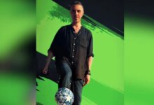 Ο Μιχάλης Χατζηγιάννης σε ρόλο ποδοσφαιριστή, 1,5 μήνα μετά την περιπέτεια υγείας του