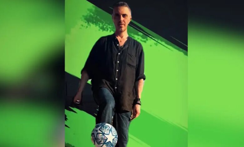 Ο Μιχάλης Χατζηγιάννης σε ρόλο ποδοσφαιριστή, 1,5 μήνα μετά την περιπέτεια υγείας του Ο Μιχάλης Χατζηγιάννης σε ρόλο ποδοσφαιριστή, 1,5 μήνα μετά την περιπέτεια υγείας του