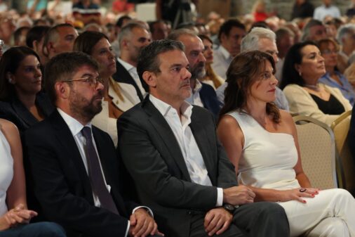 Μπέττυ Μπαζιάνα: Έκλεψε τις εντυπώσεις με την εμφάνισή της στο πλευρό του Αλέξη Τσίπρα στη ΔΕΘ