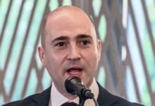 Ο Κωνσταντίνος Μπογδάνος για τον θάνατο του πατέρα του: «Έφυγε από τη ζωή μια ημέρα πριν από την πρεμιέρα μας»