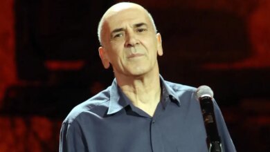 Ο Ορφέας Περίδης έγραψε ποίημα για τον Γιώργο Μαζωνάκη: «Μαύρη πέτρα ρίχνω πίσω, στα παλιά δε θέλω να ξαναγυρίσω»