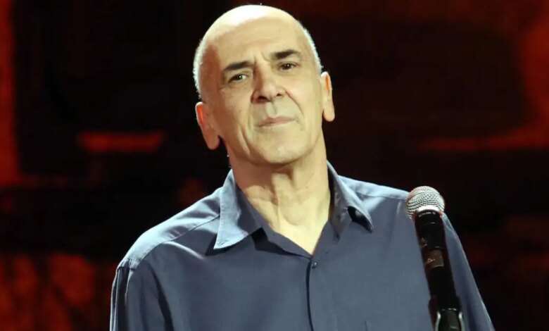 Ο Ορφέας Περίδης έγραψε ποίημα για τον Γιώργο Μαζωνάκη: «Μαύρη πέτρα ρίχνω πίσω, στα παλιά δε θέλω να ξαναγυρίσω»
