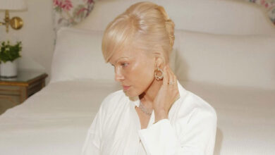 Glass nails: Η Pamela Anderson υιοθετεί τη νέα minimal τάση στο μανικιούρ Glass nails: Η Pamela Anderson υιοθετεί τη νέα minimal τάση στο μανικιούρ