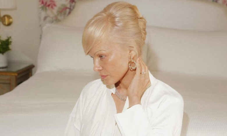 Glass nails: Η Pamela Anderson υιοθετεί τη νέα minimal τάση στο μανικιούρ