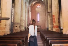 Αναστασία Παντούση: Ποζάρει τόπλες πάνω στο κρεβάτι