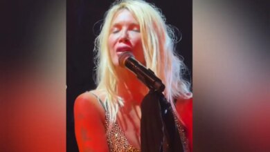 Η Πάολα λύγισε ερμηνεύοντας το «Ώρες μικρές» σε συναυλία της για να τιμήσει τη μνήμη του Γιώργου Μαζωνάκη