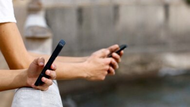 Η κατοχή smartphone από τα 12 συνδέεται με περισσότερα συμπτώματα διατροφικών διαταραχών